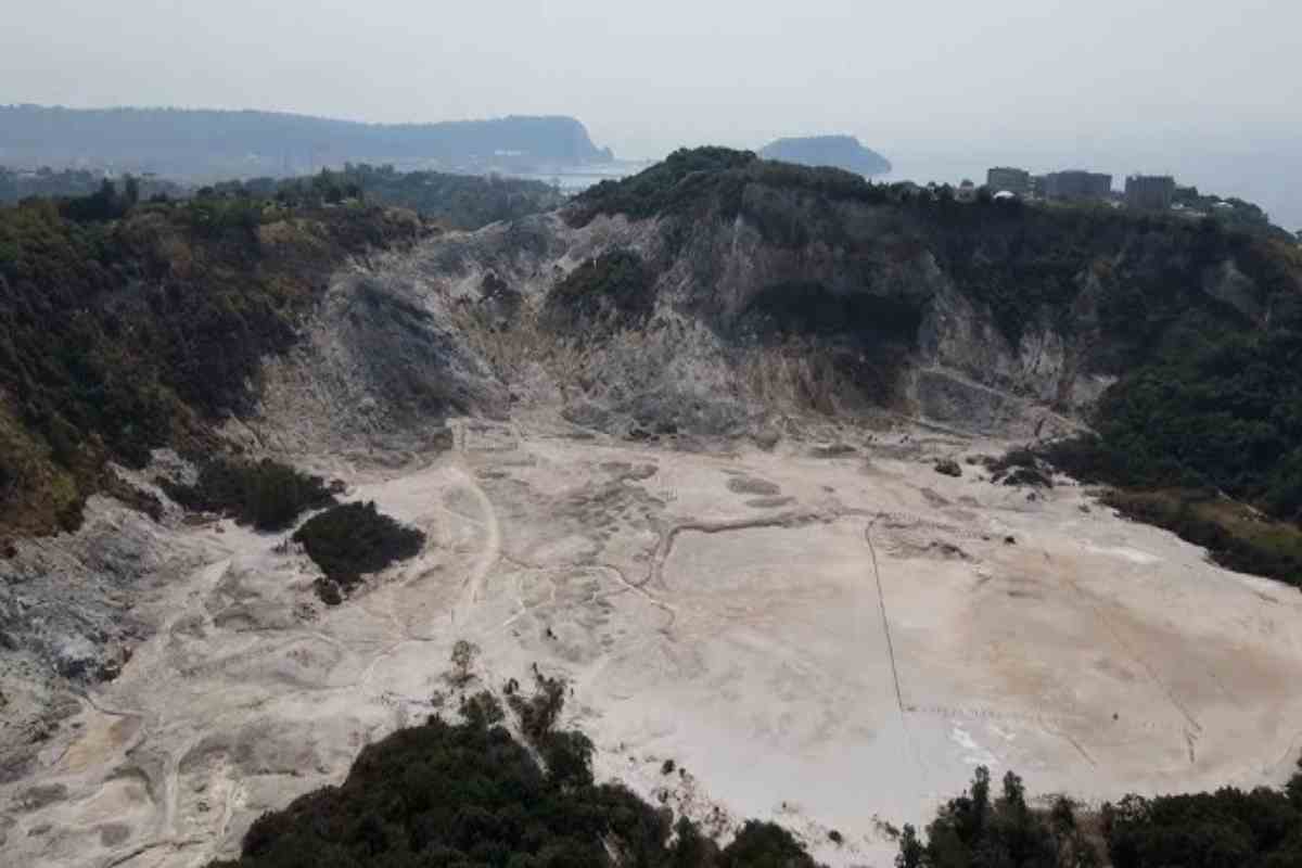 una solfatara ai campi flegrei