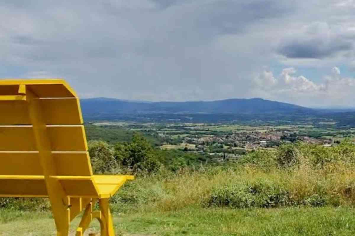 Una panchina che dà sul territorio toscano